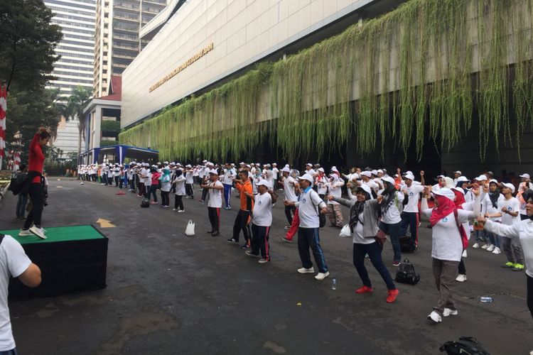 Menyambut Hari Guru Nasional (HGN) tanggal 25 November 2018, Kemendikbud menggelar kegiatan Jalan Sehat di kawasan bebas kendaraan bermotor di Senayan, Jakarta.
