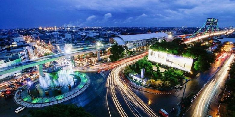 Lanskap jalur LRT Palembang, Sumatera Selatan, dari kawasan bundaran titik nol kota itu dan menyeberangi Sungai Musi. Gambar diambil pada Rabu (29/11/2017)