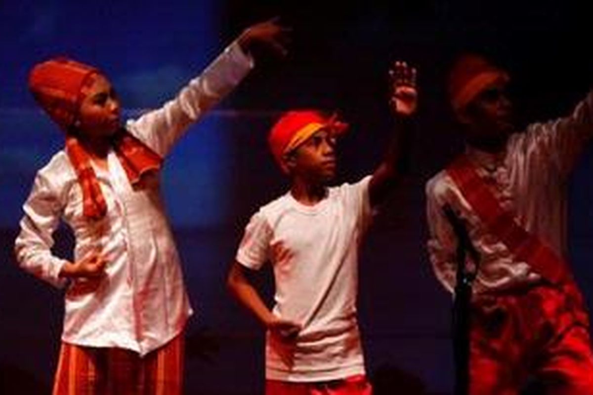 Tarian yang tampil di "Semalam di Jailolo" di Balairung Soesilo Soedarman, Gedung Sapta Pesona, Jakarta, Kamis (31/1/2013) malam. 