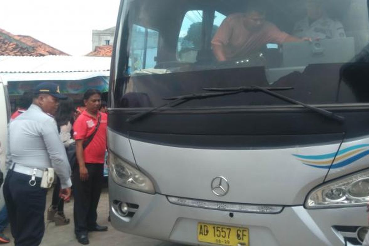 Pengemudi bus AKAP menjalani tes urin di Terminal Lebak Bulus, Jakarta Selatan, Kamis (30/6/2016).