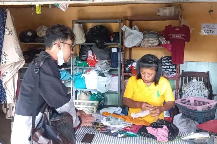 Tukang laundry di Kota Semarang, Jawa Tengah melayani warga pada Rabu (20/3/2024). 