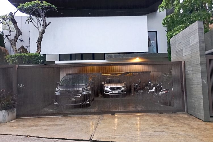 Suasana di depan rumah mantan Gubernur Jawa Barat, Ridwan Kamil di Jalan Gunung Kencana, RT06/RW06, Kelurahan Ciumbuleuit, Kecamatan Cidadap, Kota Bandung, Jawa Barat, Senin (10/3/2025).