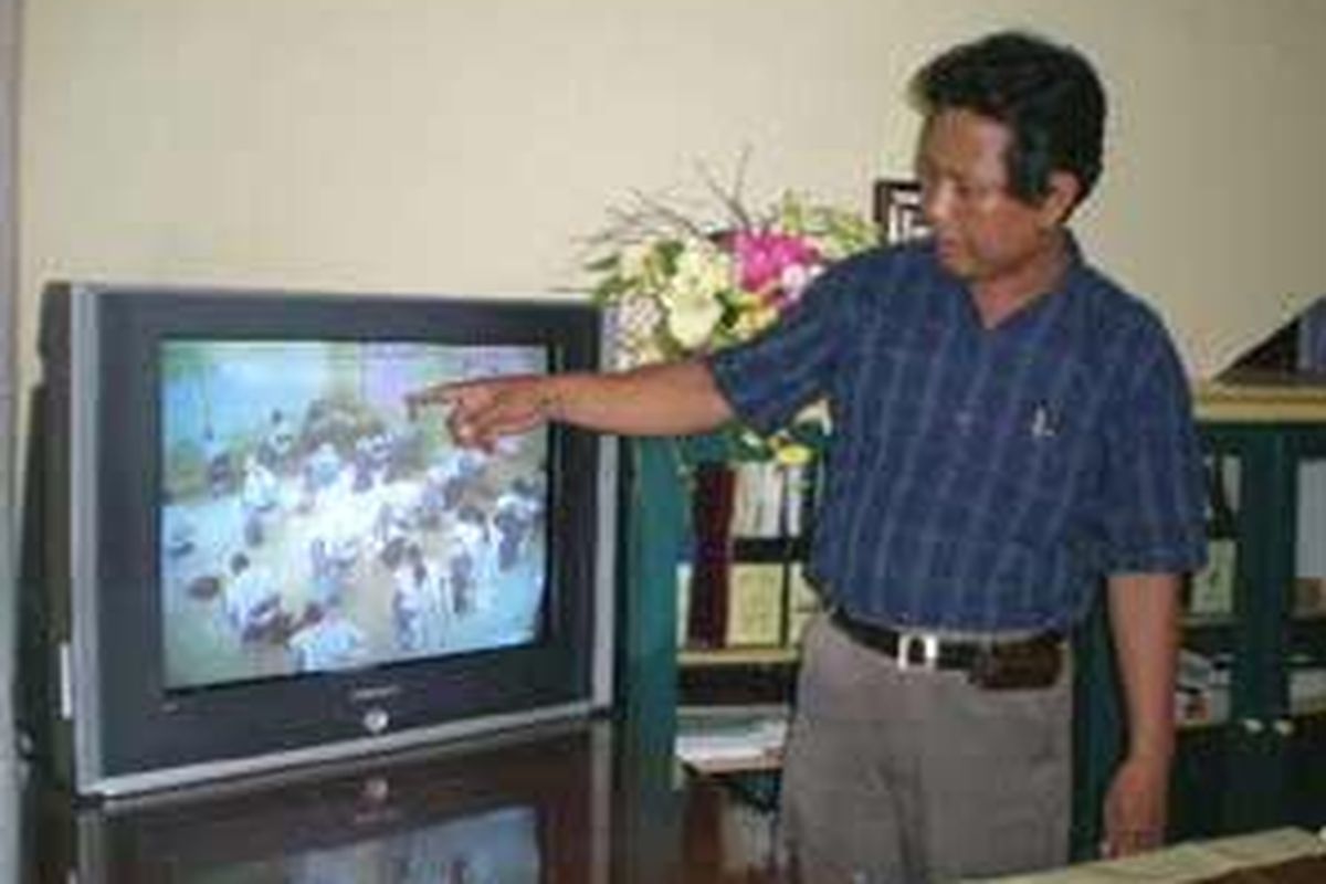 Layar monitor yang menampilkan hasil gambar intaian kamera CCTV.