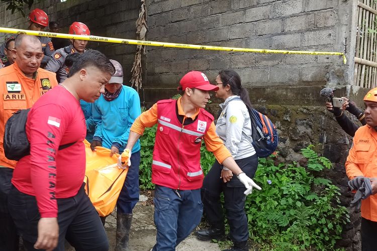 Petugas gabungan mengangkat salah satu jenazah korban tewas tertimbun longsor di Jalan Kendedes, Ubung, Kota Denpasar, Bali, Senin (20/1/2025) pagi. 