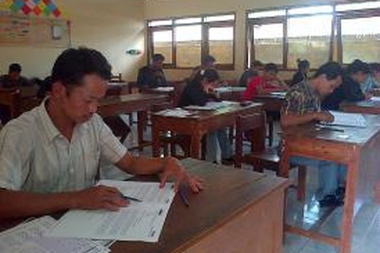Suasana Ujian Nasional Pendidikan Kesetaraan (UNPK) Paket C yang digelar di SMPN 3 Ungaran, Kabupaten Semarang, Rabu (15/4/2015).