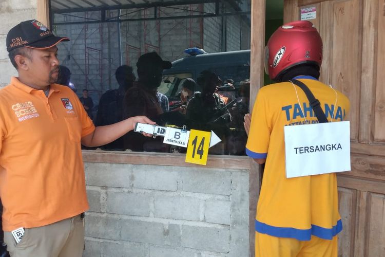 REKONSTRUKSI—Tersangka Ikbal Riska (28) memperagakan salah satu adegan saat hendak masuk ke dalam kamar kos milik korban di Desa Bangunsari, Kecamatan Dolopo, Kabupaten Madiun, Jawa Timur.