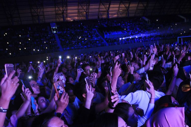 Konser Westlife yang berlangsung di stadion Glora Jakabaring Palembang, Sumatera Selatan dipadati ribuan fans, baik dari tanah air maupun mancanegara. Dalam konser tersebut, sebanyak 18 lagu dimainkan oleh group musik asal Inggris tersebut,Minggu (18/8/2019).