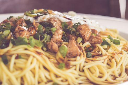 15 Tempat Makan Mie Ayam di Surabaya, dari Topping Bakso sampai Babat