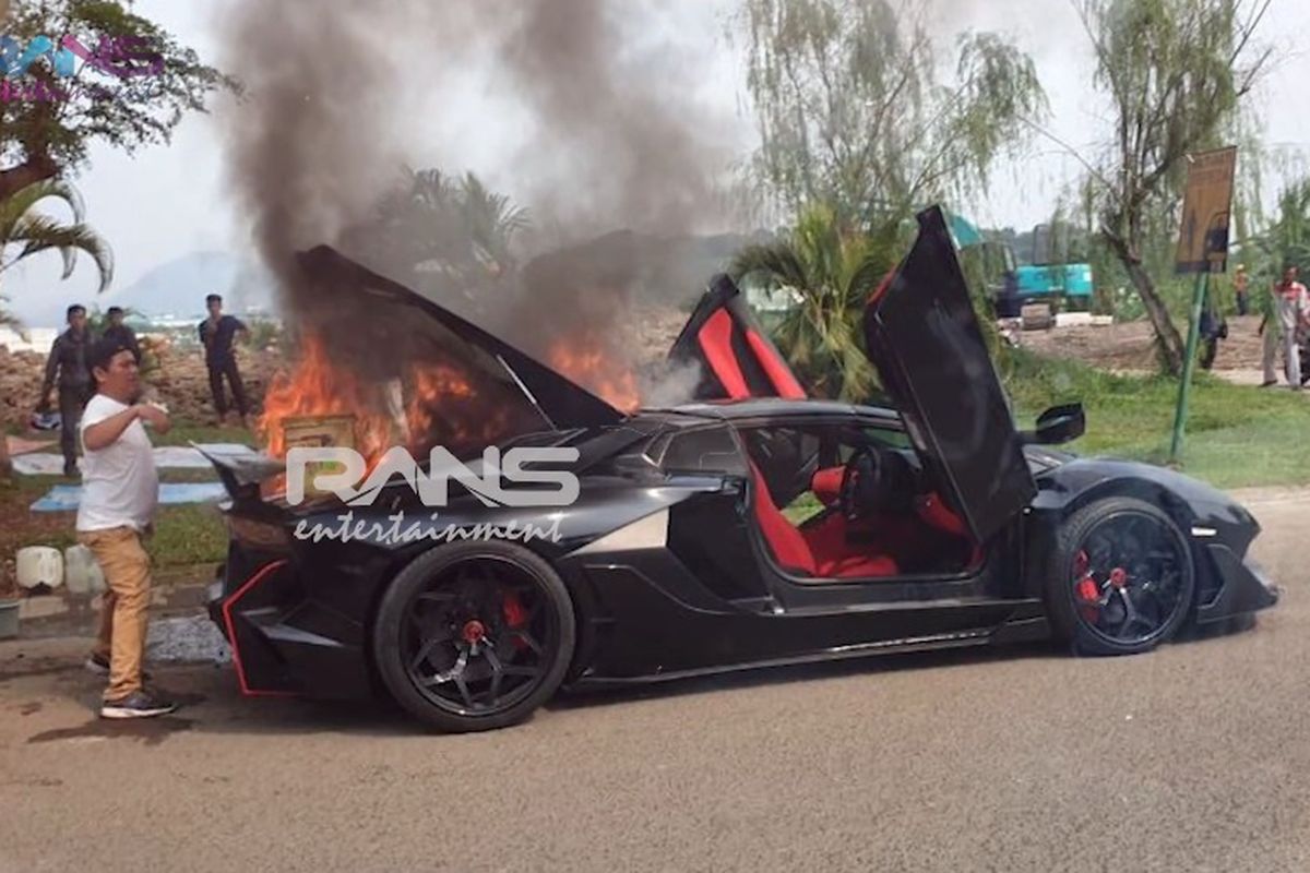 Lamborghini Raffi Ahmad yang terbakar di kawasan Sentul, Jawa Barat, Sabtu (19/10/2019).