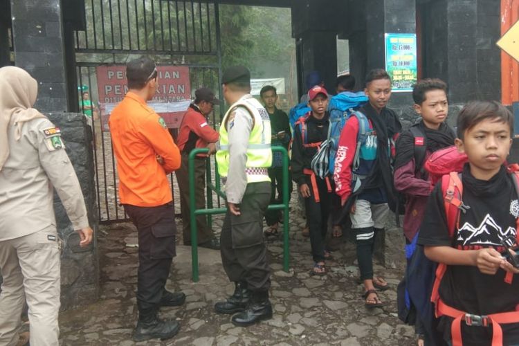 TURUN--Pendaki Gunung Lawu yang melalui jalur Cemorosewu Magetan turun menyusul lereng hutan yang terbakar, Rabu ( 20/6/2018)