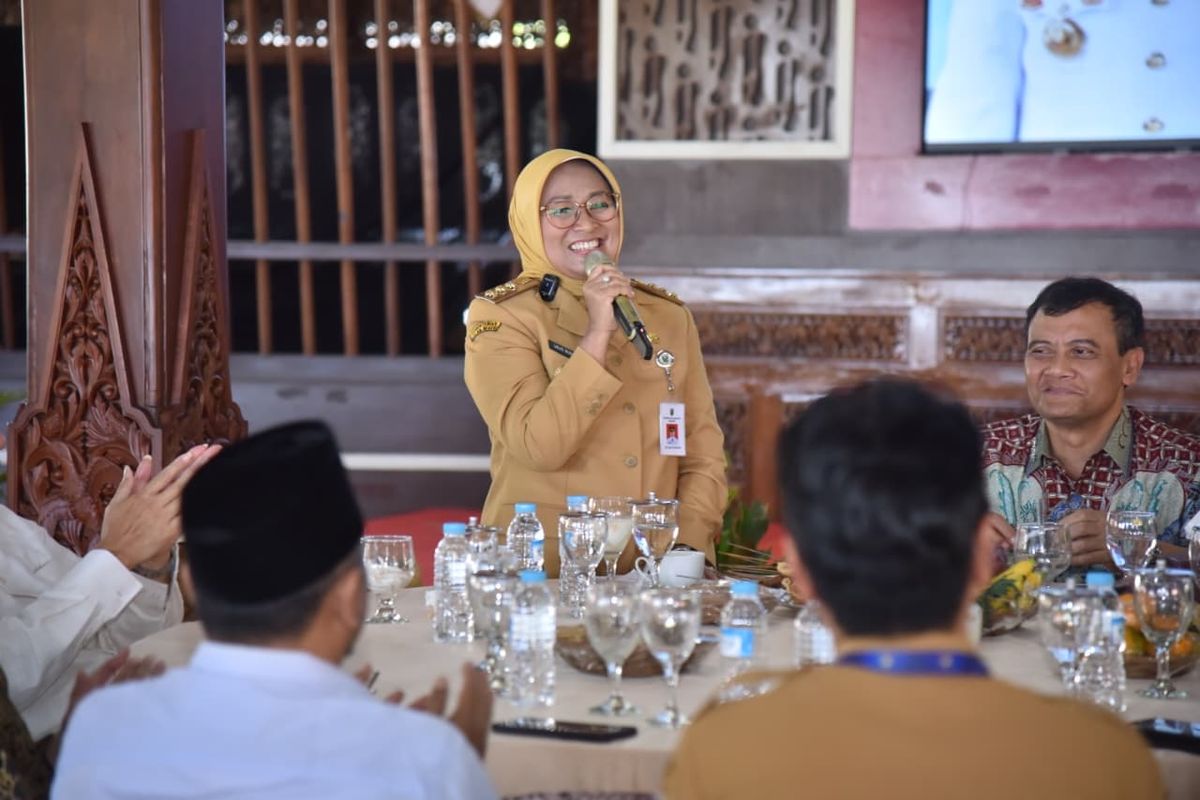 Bupati Kebumen Lilis Nuryani saat berdialog dengan Gubernur Jateng Ahmad Luthfi di Pendopo Kabumian, Selasa (9/9/2025).