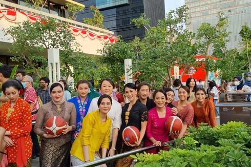 Lenggang Lenggok di Catwalk, Timnas Bola Basket Putri Dukung Kebaya Goes to Unesco