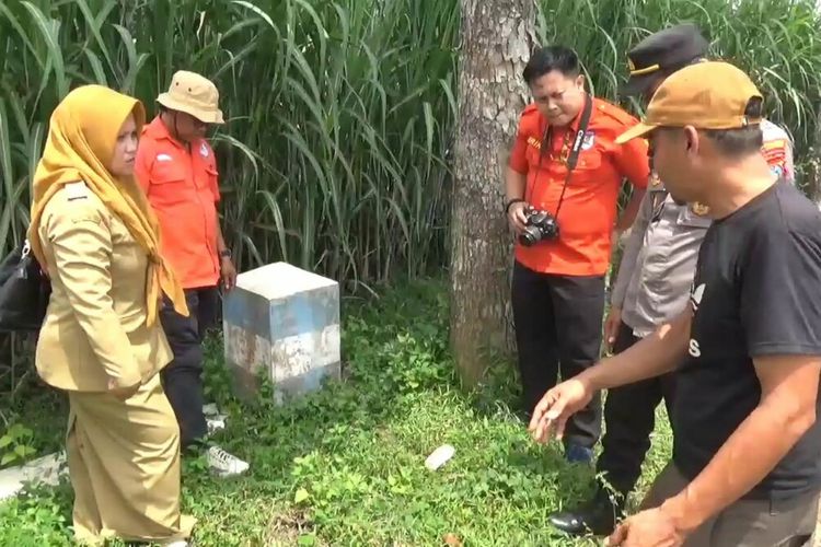 Poisi melakukan olah tempat kejadian perkara temuan bayi di Tulungagung Jawa Timur, Saksi sekaligus pelaku yang mengenakan kaus hitam topi coklat muda da, saat dimintai kesaksian polisi, Senin (20/03/2023).