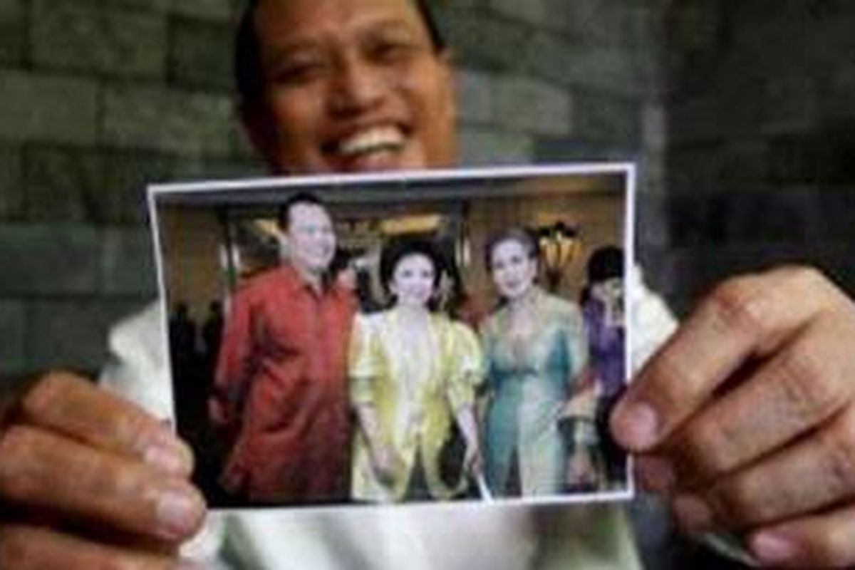 Adang Daradjatun menunjukkan foto dirinya (kiri) bersama istrinya, Nunun Nurbaeti (tengah), dan Miranda Goeltom.