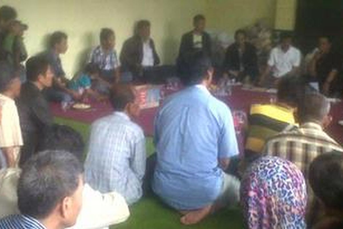 Para pedagang lapak di PD Pasar Jaya Pasar Minggu, Jakarta Selatan yang tergabung dalam Ikatan Pedagang Pasar Minggu dalam pertemuan terkait kecemasan mereka tentang perlakuan dan kebijakan manajemen PD Pasar Jaya. Senin (14/1/2013).