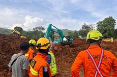 Momen Pengendara Kabur saat Kepulan Asap Panas Semeru Muncul di Jembatan
