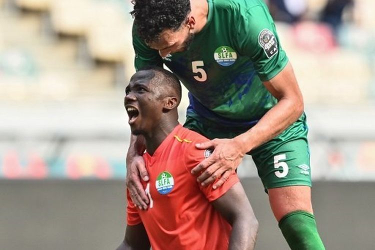 Ekspresi Mohamed Kamara dan Steven Caulker usai laga Aljazair vs Sierra Leone pada pembuka Grup E Piala Afrika 2021 yang digelar di Stadion Japoma, Douala, Kamerun, (Selasa (11/1/2022).