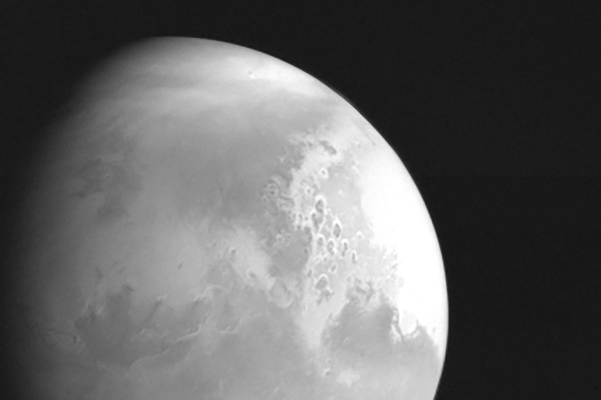 Gambar foto pertama planet Mars yang diambil pesawat ruang angkasa China, Tianwen-1. 
