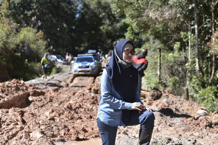 Bupati Luwu Utara Indah Putri Indriani saat meninjau pembangunan ruas jalan Mabusa-Malimongan.