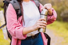 2 Cara Menghilangkan Bau dan Rasa Kopi di Botol Minum