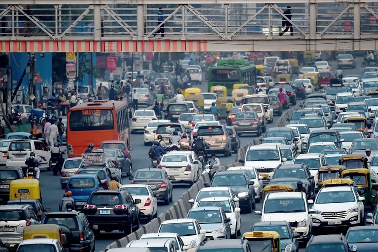 Potret ramainya lalu lintas di ibu kota India, New Delhi, pada 15 Oktober 2015. New Delhi adalah salah satu kota dengan polusi udara terburuk di dunia.