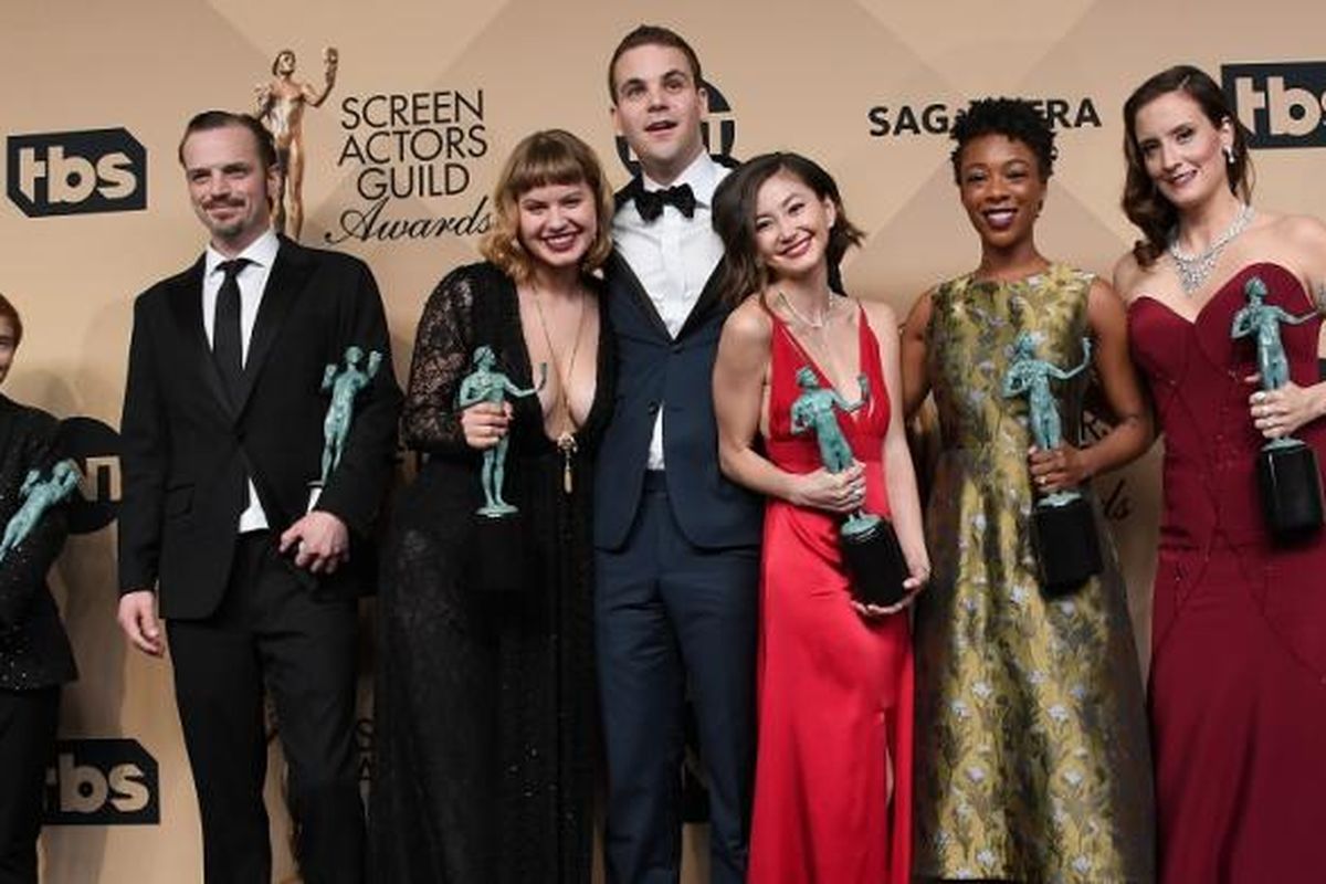 Para artis peran pendukung film seri komedi Orange is the New Black, (dari kiri ke kanan) Abigail Savage, James McMenamin, Emily Althaus, Alan Aisenberg, Kimiko Glenn, Samira Wiley, dan Julie Lake, berpose dengan trofi Screen Actors Guild Awards yang digelar di Los Angeles, Minggu (29/1/2017).