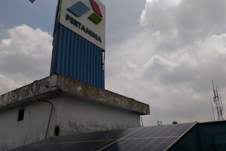 Panel surya di kampus Universitas Pertamina menghasilkan daya 10 KWP yang digunakan sebagai energi pendukung untuk pendingin ruangan.