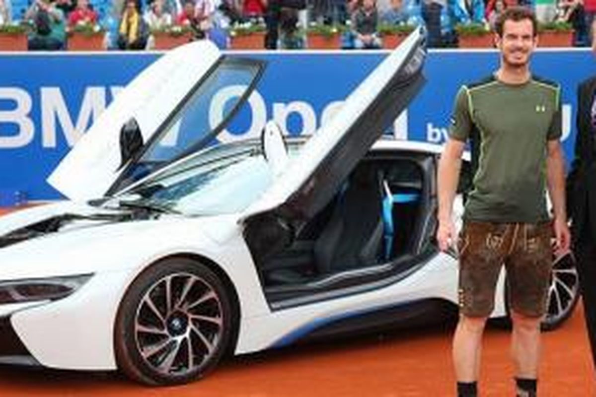 Andy Murray berpose di depan BMW i8