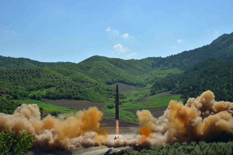 Kantor Berita Korea Utara (KCNA) merilis foto yang menunjukkan uji coba peluncuran misil balistik antarbenua Hwasong-14 di sebuah lokasi yang tidak diketahui, Selasa (4/7/2017). Korea Utara mengklaim uji misil balistik itu sebagai simbol kemampuan persenjataan untuk mengancam dua negara bersekutu, Korea Selatan dan Amerika Serikat.