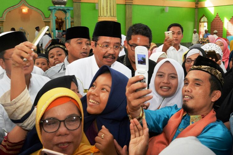Gubernur Sumut Erry Nuradi bersama Ustaz Maulana melayani foto bareng saat peringatan Maulid Nabi Muhammad SAW di Masjid Al Iman Marelan, Kota Medan, Selasa (12/12/2017).