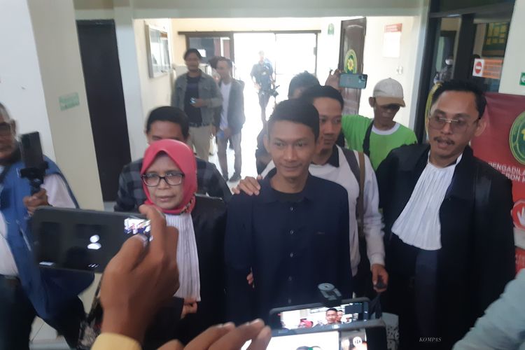 Titin Prialianti, kuasa hukum Saka, bersama Saka bersiap memasuki ruang sidang di Pengadilan Negeri Cirebon, Jawa Barat, Selasa (30/7/2024). Saka, eks terpidana pembunuhan Vina pada 2016, mengajukan peninjauan kembali atau PK dalam kasusnya