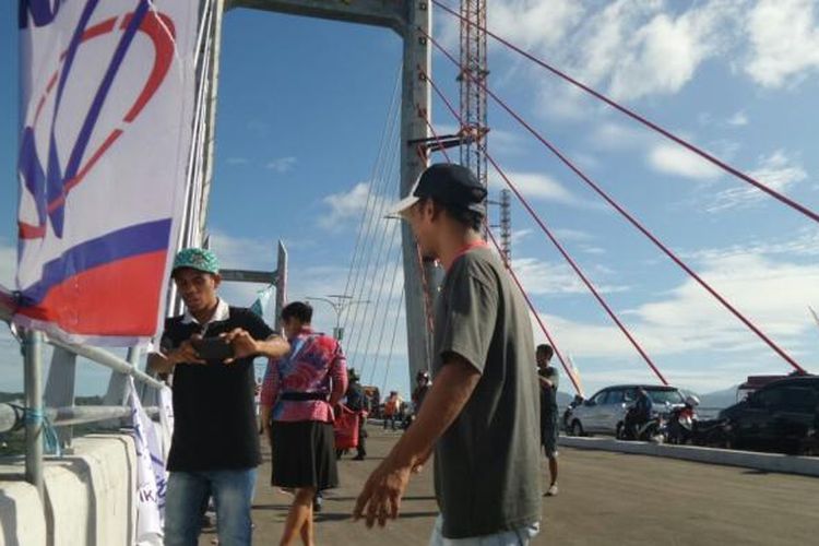 Warga Ambon sangat antusias meengabadikan diri sendiri di atas Jembatan Merah Puti, Selasa (5/4/2016).