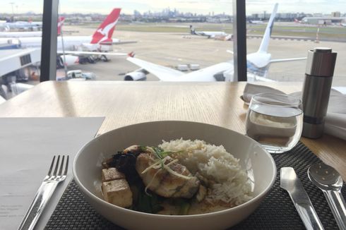 Transit bak Raja di Qantas First Lounge Sydney