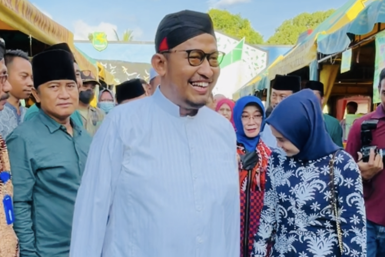 Bupati Sumenep Achmad Fauzi saat meninjau kegiatan Bazar Takjil Ramadhan di Lapangan Kesenian Sumenep (LKS) Gotong Royong di Jalan Gotong Royong, Pajagalan, Sumenep.