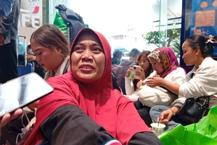 Rindu Tak Bisa Mudik ke Kampung Sendiri, Air Mata Inah Jatuh di Stasiun
