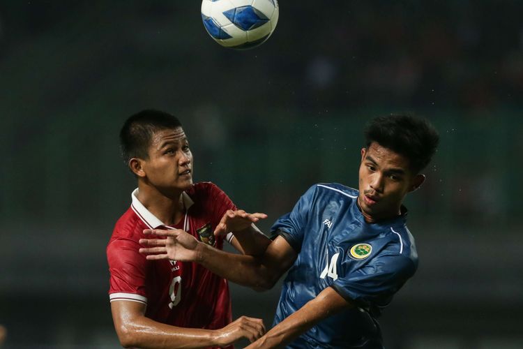 Pemain timnas U19 Indonesia Hokky Caraka berebut bola saat bertanding melawan Brunei pada laga lanjutan Grup A Piala AFF U19 2022 yang digelar di Stadion Patriot Candrabhaga, Bekasi, Senin (4/7/2022). Indonesia unggul 7-0 atas Brunei.