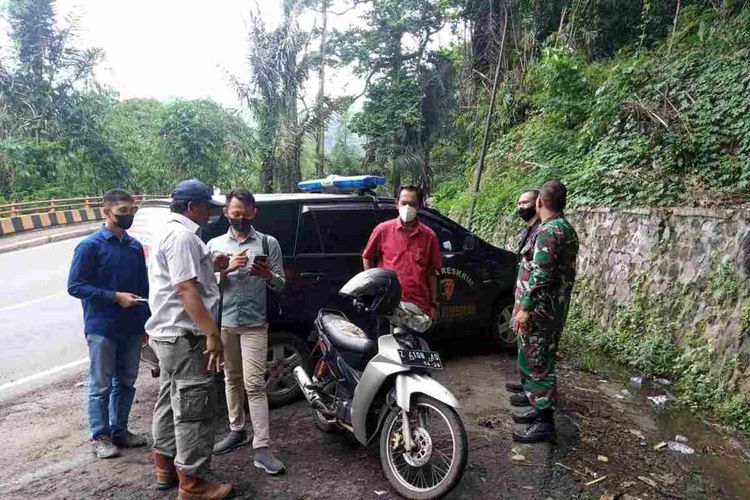 Personel gabungan masih melakukan pencarian warga Sumedang bernama Yana yang hilang misterius di kawasan Cadas Pangeran, Sumedang, Jabar, Rabu (17/11/2021). 