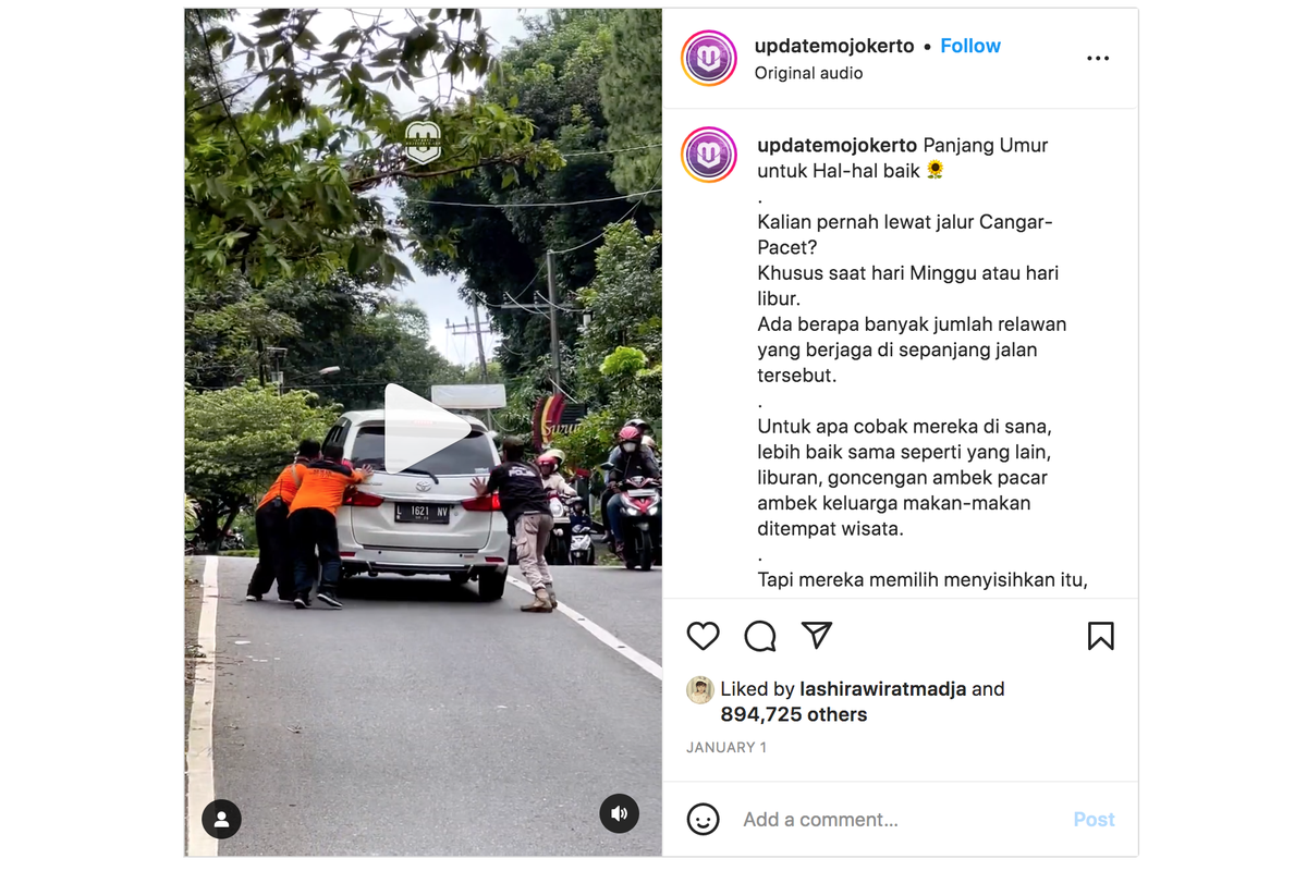 Aksi relawan bantu pengendara motor lewati tanjakan Cangar-Pacet