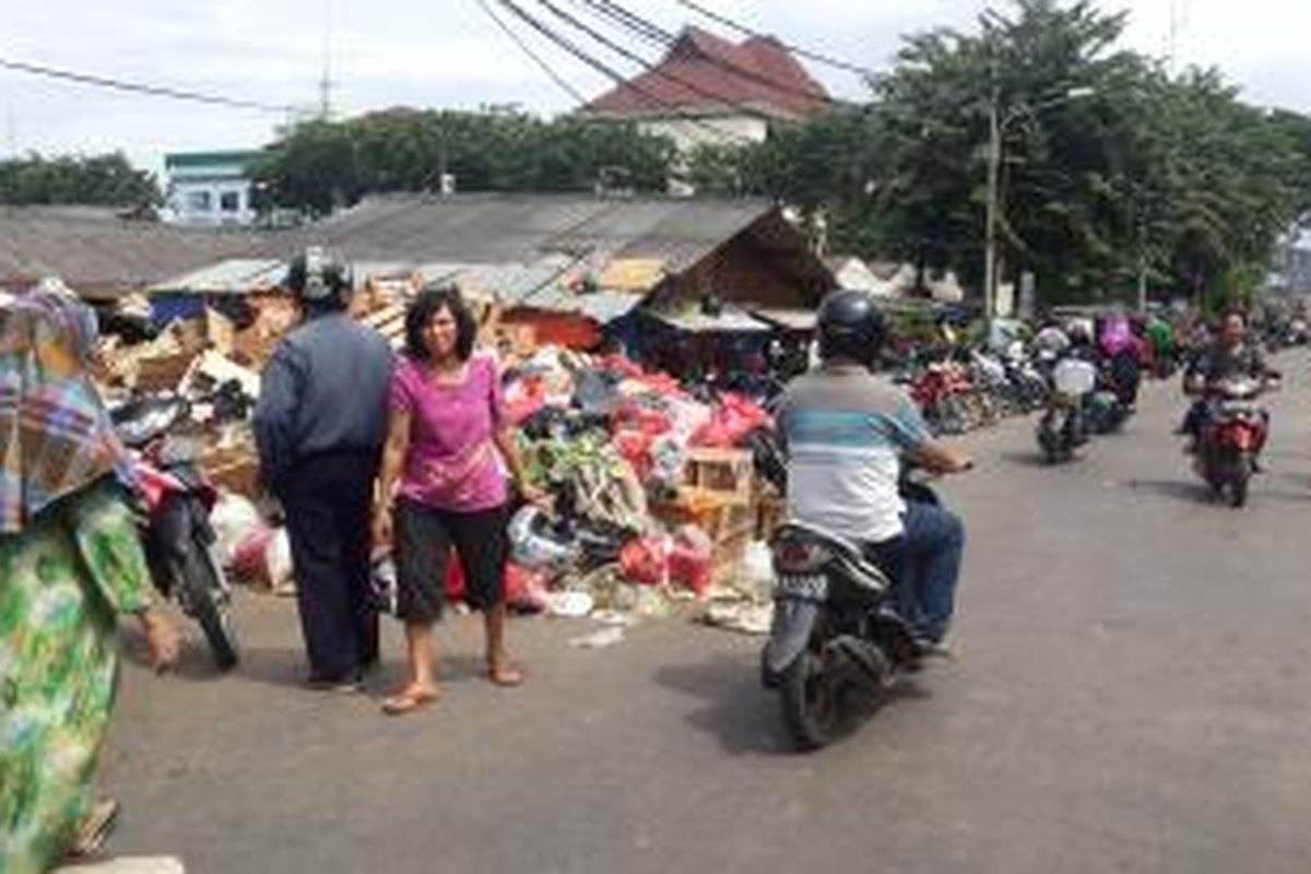 Sampah Pasar Inpres Serdang tumpah ruah ke Jalan Serdang III, Kemayoran, Jakarta Pusat, Senin (27/4/2015).