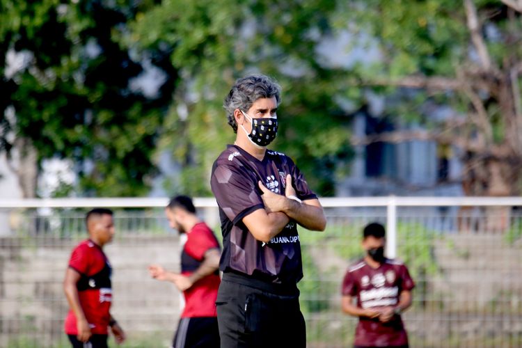 Pelatih Bali United lStefano Cugurra saat latihan perdana untuk persiapan Piala AFC 2021 dan Liga 1 2022 di Lapangan Gelora Samudera Kuta, Selasa (10/5/2022) sore.