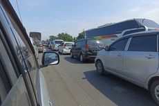 Siang Ini, Arus Kendaraan di Tol Jakarta-Cikampek Km 60 Padat Merayap