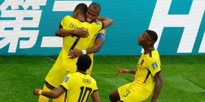 Para pemain timnas Ekuador merayakan gol penalti Enner Valencia ke gawang Qatar pada laga pembuka Piala Dunia 2022 di Stadion Al Bayt, Al Khor City, Qatar, Minggu (20/11/2022) malam WIB. Enner Valencia berharap bisa tampil pada laga hidup mati Grup A Piala Dunia 2022 kontra Senegal.