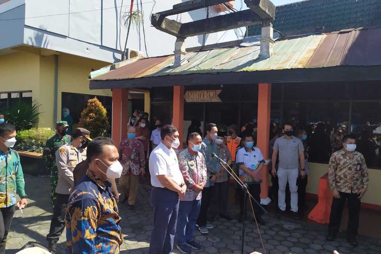 Menteri Koordinator Bidang Kemaritiman dan Investasi (Menko Marves) Luhut Binsar Pandjaitan mengunjungi Hotel Borobudur Indah Kota Magelang, Jawa Tengah, yang menjadi lokasi isolasi mandiri terpusat (isoter) pasien Covid-19 tanpa gejala (OTG), Jumat (6/8/2021).