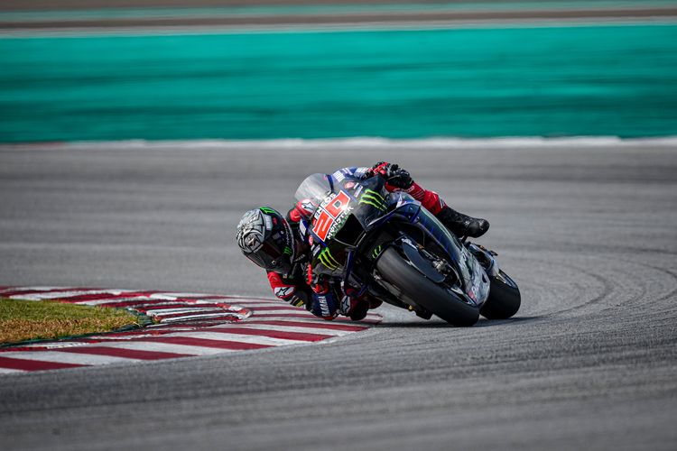 Pembalap Monster Energy Yamaha Fabio Quartararo di tes pramusim Sirkuit Sepang, Malaysia, 2022.
