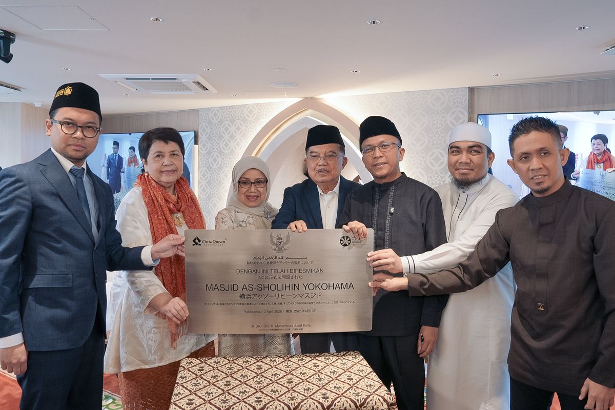 Peresmian Masjid Ash-Sholihin di Yokohama, Jepang, oleh Jusuf Kalla. Dihadiri Duta Besar RI untuk Jepang Nurmala Kartini Pandjaitan Sjahrir, Koordinator Fungsi Penerangan dan Sosial Budaya KBRI Tokyo Muhammad Al Aula, serta tokoh masyarakat dan komunitas muslim Indonesia di Jepang.
