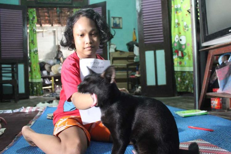 Alenda Primavea Dewi (11) di rumah kontrakan orang tuanya di Kelurahan Bangkle, Kabupaten Blora, Jawa Tengah.
