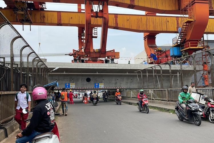 Hoax jalan Tol Becakayu amblas, faktanya jalur Curug di Bekasi ditutup karena ada proyek kereta cepat.