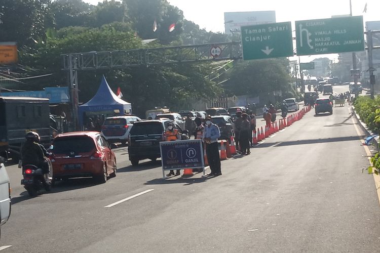 Situasi ganjil genap di jalur Puncak Bogor, Jawa Barat, Sabtu (18/9/2021)