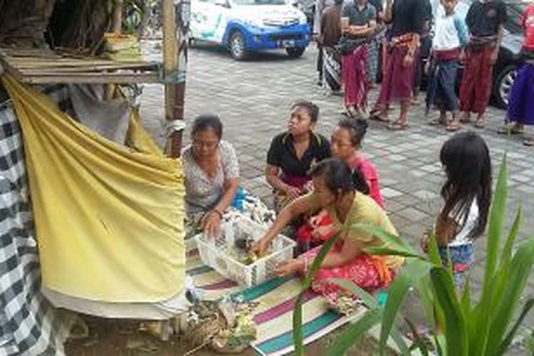 Keluarga Korban Ketut Budiarta sedang menggelar persembahyangan di Lapas Kerobokan. 