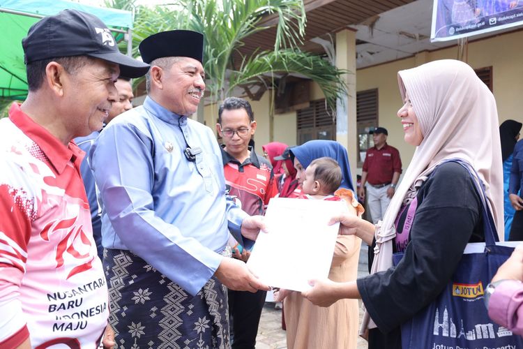 Bupati Siak Alfedri melaksanakan program Bupati Bekerja dan Ngantor di Kampung (Bujang Kampung) di halaman Madrasah Jalan Swadaya, Kampung Sungai Kayu Ara, Sungai Apit, Jumat (16/8/2024).
